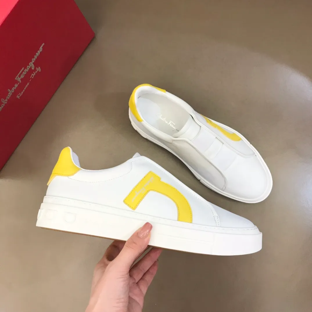 p400【Salvatore Ferraga**】New men's low-top casual shoes! Top-quality cow products, original lasts, made of imported cowhide, first-class texture, first-layer sheepskin lining! Original outsole! The details are exquisite and the style is versatile and upscale! Decorated with a three-dimensional Gancini logo, the back of the tongue and lace-up piping add a pop of color. The high-tech sole features a holographic pattern and Gancini details, making it ideal for a practical yet stylish everyday look. Code number 38-44 (45 can be customized)
